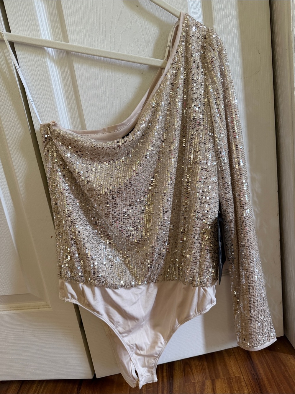 NWT Lulu‘s gold sequin one sleeve bodysuit